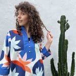 Model in Marokkaanse handgeweven jurk met lotusbloemenpatroon in blauwe tinten