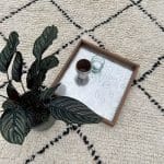 Plateau marocain artisanal en bois de noyer et inox avec service sur le dessus