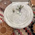 Table plateau en aluminium faite à la main avec motif marocain avec décorations posées sur le dessus