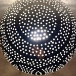 Marokkansk håndlaget bordlampe i sølvmetall med sammensatte ringmønster, nærbilde ovenfra