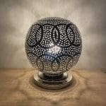 Marokkansk håndlaget bordlampe i sølvmetall med sammensatte ringmønster, tent