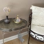 Marokkaanse glazen tajine op een tafel