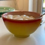 Marokkanische handgefertigte Schüssel in Gelb mit Essen darin