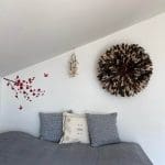 Juju hat marocain dans des tons sombres suspendus au-dessus d'un lit