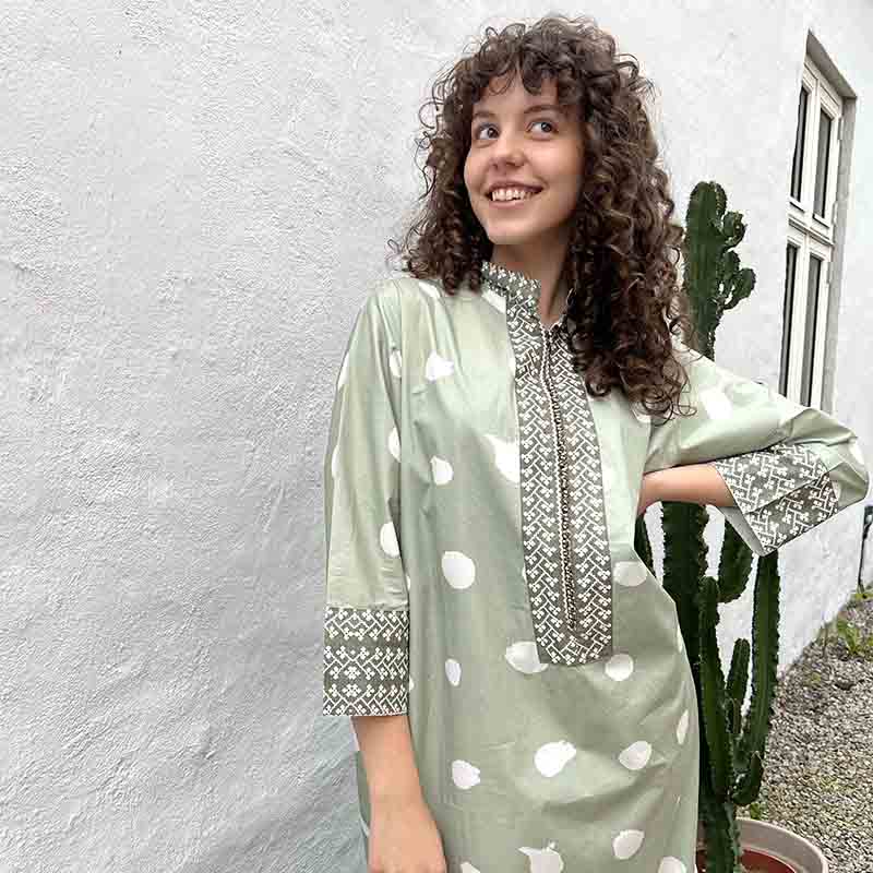 Tibladin Marokkansk Kjole Dusty Meadow LS2 1.jpg Modell in marokkanischem handgewebtem Kleid in Hellgrün mit weißen Punkten