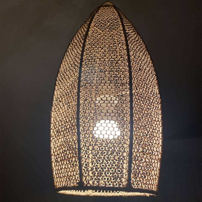 Tibladin Marokkansk Lampe LS 1.jpg Marockansk handgjord cylindrisk rottinglampa, tänd i mörkret
