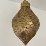 Marokkansk håndlaget svinglampe