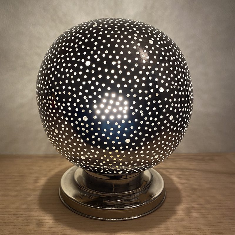 Tibladin Marokkansk Metal Lampe Med Enkelt Hulmoenster 1.jpg Marokkansk bordlampe i sølvmetall med enkelt hullmønster som lyser