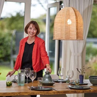 Marokkaanse handgemaakte raffia lamp in stervormig vlechtwerk, waarbij het model aan een gedekte tafel staat