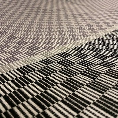 Couvre-lit marocain tissé main à motif carrés blancs et noirs, dense