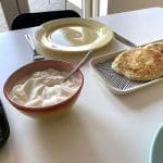 Marokkanische handgefertigte Schüssel in Gelb auf einem gedeckten Tisch