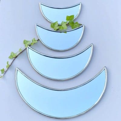 quatre miroirs marocains faits main en forme de croissants avec bords en métal argenté