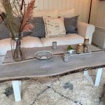 Marokkansk stentøj i hvid med forskellige mønstre på et sofabord