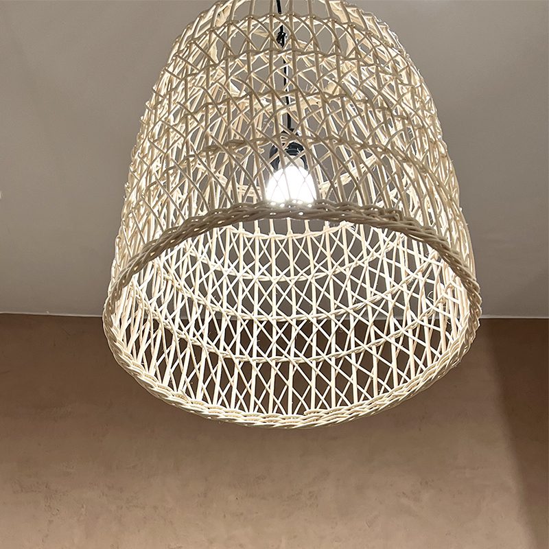 Tibladin Marokkansk Stor Pendel Kurvelampe Close 1.jpg De onderkant van een Marokkaanse handgemaakte hanglamp in cilindervorm
