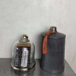 Pot marocain rond gris fait main en stuc avec pompon orange à côté du pot en verre avec du savon à l'intérieur