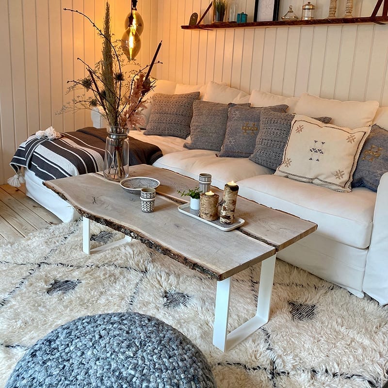 Marokkansk håndvevd beni ouarain-teppe, liggende under et salongbord i en stue