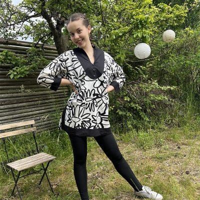 Model i marokkansk håndvævet tunika i hvid med sort blomstermønster