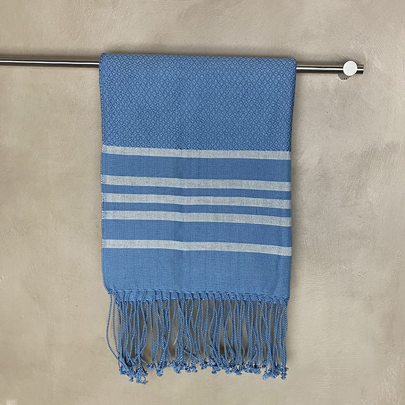 Tibladin Marokkansk Haandklaede 1.jpg Serviette de hammam marocaine tissée à la main en bleu