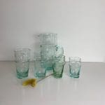 Marokkanisches mundgeblasenes Beldi-Glas und Glaskrug
