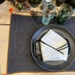 Antracietgrijze Marokkaanse handgeborduurde placemats met oranje pompons en rand
