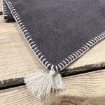 Sets de table marocains gris anthracite brodés main avec bordure blanche et pompons blancs, denses