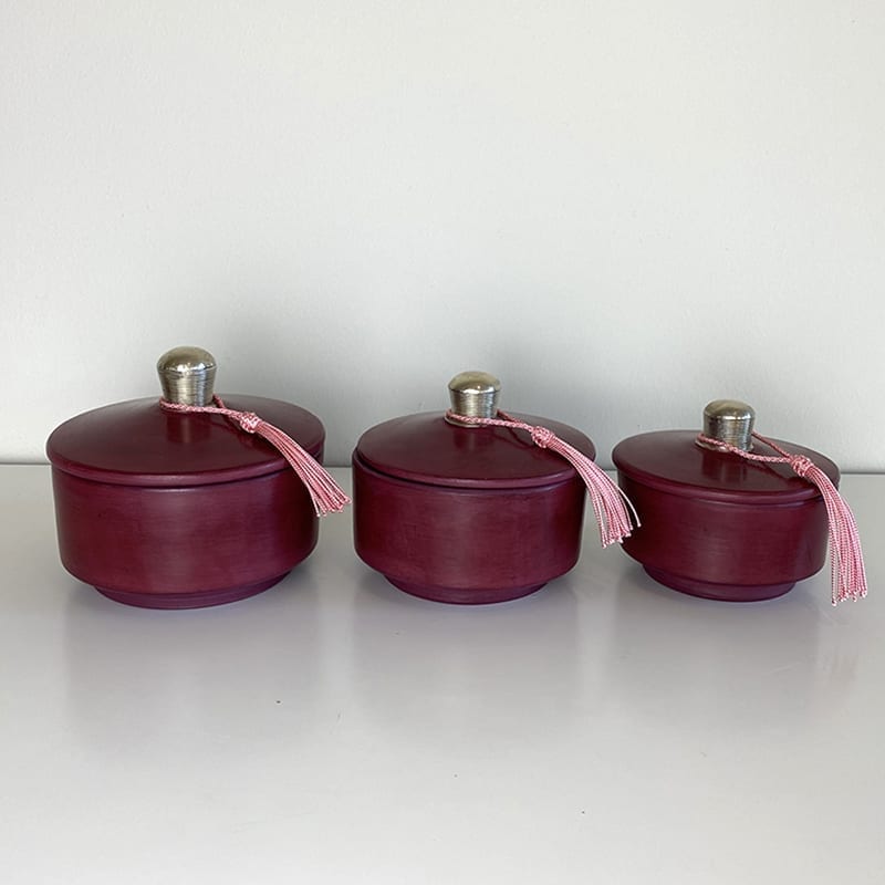 Tibladin Marokkanske Krukker Bordeaux Lav Kopi 1 1.jpg Pots ronds bas marocains en stuc fait main bordeaux à pompons roses
