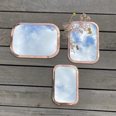 Tre rektangulære marokkanske håndlavede spejle med afrundede kanter af rose gold metal i forskellige varianter, med blomsterdekorationer rundt om