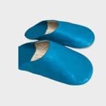 Chaussons marocains faits main en turquoise, de côté