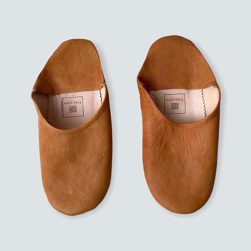 Tibladin Marokkanske Slippers Okker Lysebrun 1.jpg Marokkaanse handgemaakte pantoffels in lichtbruin, vooraanzicht