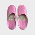 Chaussons marocains faits main en rose, d'en haut