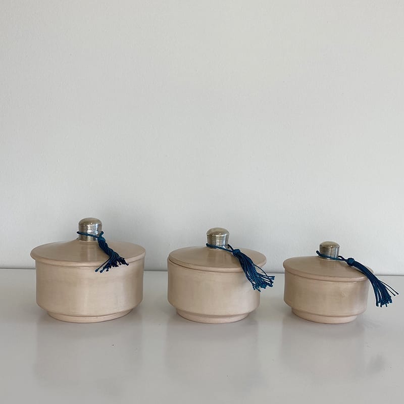 Tibladin Marokkanske Stucco Beige Lav Kopi 1.jpg Beige runda låga marockanska handgjorda stuckaturburkar med blå tofsar
