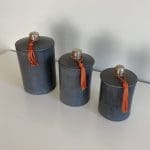 Pots en stuc marocains ronds gris faits à la main avec pompons orange