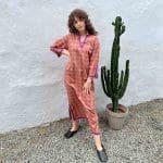 Model in Marokkaanse handgeweven jurk in rood met Marrackech-patroon