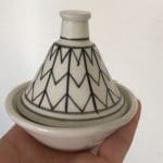 Kleine handgefertigte Tajine-Schale mit Zick-Zack-Muster