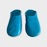 Chaussons marocains faits main en turquoise, vue de face