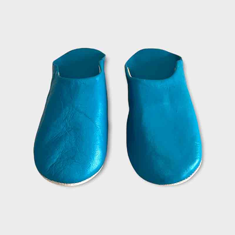 Tibladin Moerk Turkis 1.jpg Chaussons marocains faits main en turquoise, vue de face