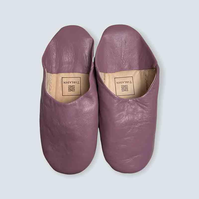Tibladin Slipper Lys Violet 1.jpg Marockanska handgjorda tofflor i ljus violett, framifrån