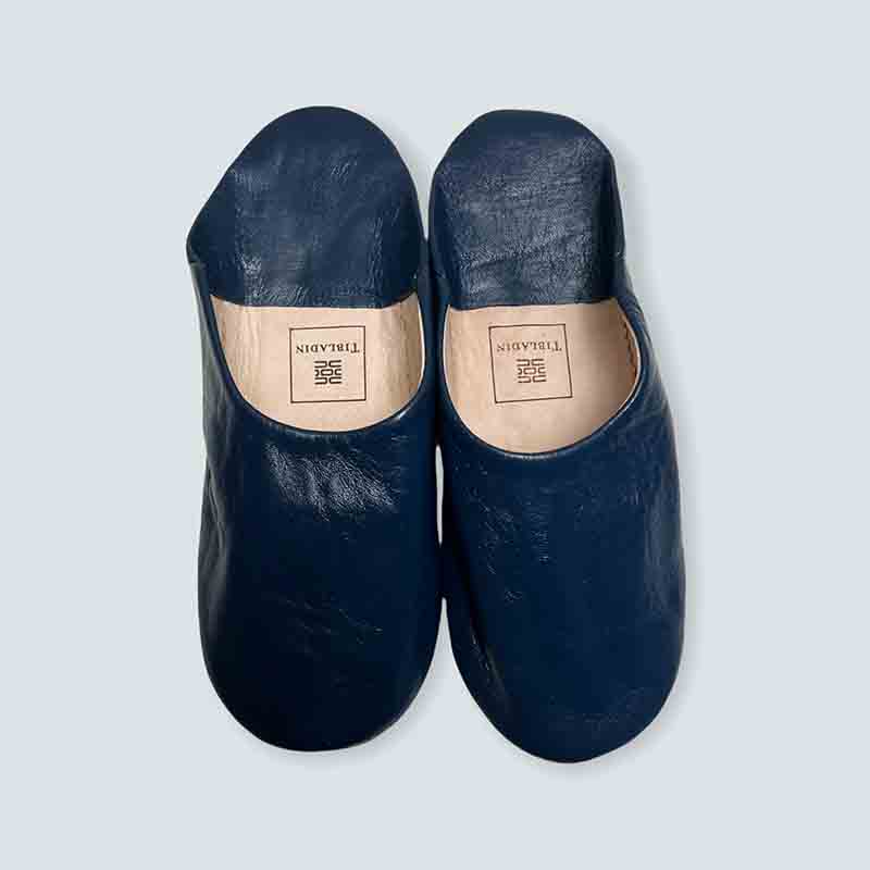 Tibladin Slippers Midnatsblaa 1.jpg Marokkanske håndlavede hjemmesko i midnatsblå, fra oven