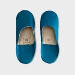 Chaussons marocains faits main en turquoise, d'en haut