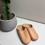 Slippers i en smuk fersken farve
