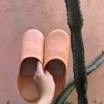 Slippers i en smuk fersken farve