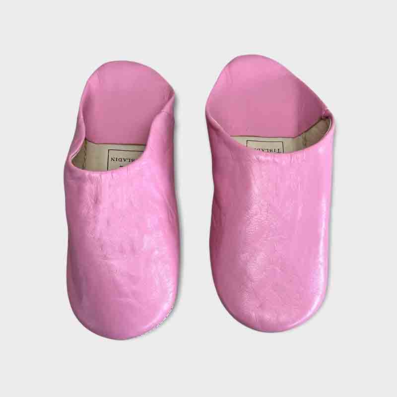 Tibladin Slippers Pink 1.jpg Pantoufles marocaines faites à la main en rose, vue de face