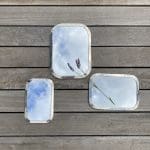 Drie rechthoekige Marokkaanse handgemaakte spiegels met afgeronde randen in zilvermetaal in diverse variaties, met daaromheen florale decoraties