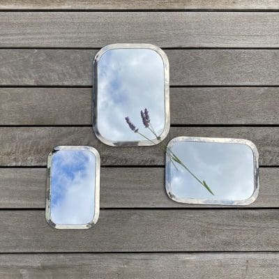 Drie rechthoekige Marokkaanse handgemaakte spiegels met afgeronde randen in zilvermetaal in diverse variaties, met daaromheen florale decoraties