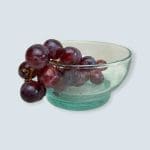 Stor handgjord transparent beldi glasskål med druvor inuti