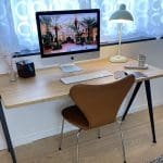 Bureau met computer en Marokkaanse producten erop