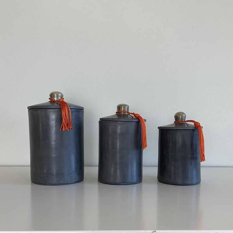 Tibladin Stuccu Moerkegraa Hoej 1.jpg Pots en stuc marocains ronds gris faits à la main avec pompons orange