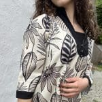 Modèle en tunique marocaine tissée à la main de couleur beige avec motif feuilles noires, moulante