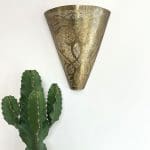 Handgefertigte Wandlampe aus goldenem Metall mit marokkanischem Muster, neben einem Kaktus hängend
