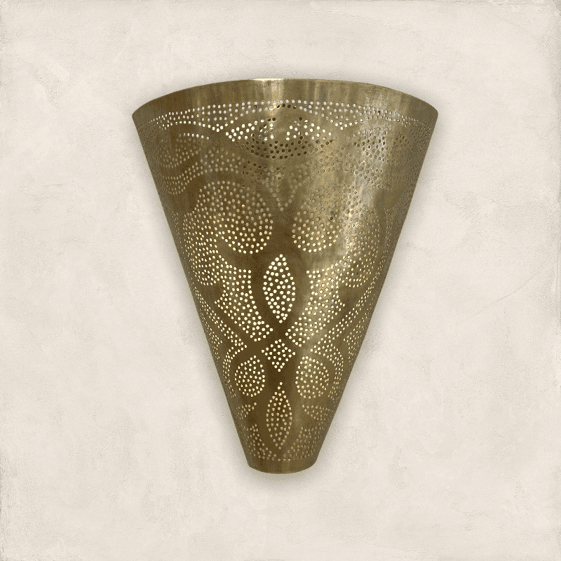 Vaeglampe Princess 2 1.png Handgefertigte Wandlampe aus goldenem Metall mit marokkanischem Muster